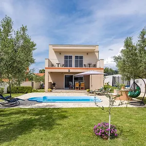 Sunny Olive , Peroj Kroatien